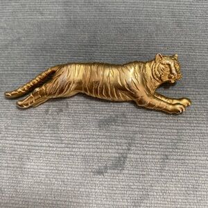 Vintage signed JJ leaping/running golden tiger brooch statement piece 1“ x 3.5“